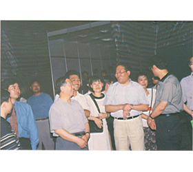 2001年解振华与公司总经理及员工亲切交谈