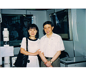 2001年与环保部副部长王玉庆合影