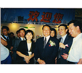 2003年公司领导与全国人大常委会副委员长成思危合影留念