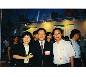 2003年公司总经理胡丽军与武汉市市长王守海合影